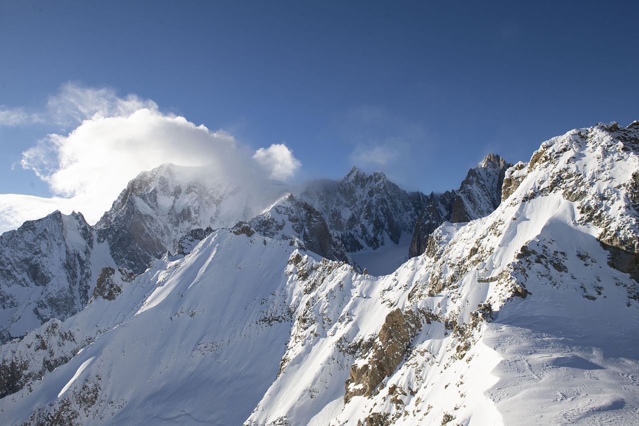 découvrez le mont-blanc marathon, une aventure exceptionnelle au cœur des paysages spectaculaires des alpes. rejoignez des coureurs du monde entier pour une expérience inoubliable de course à pied, mêlant défis sportifs et beauté naturelle. inscrivez-vous et découvrez l'esprit de camaraderie et de passion qui anime cet événement emblématique.
