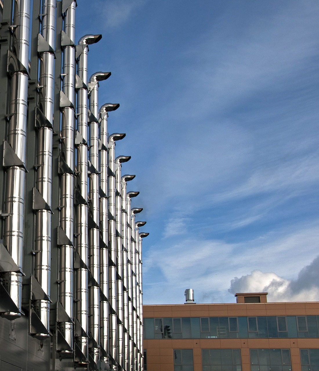 découvrez comment la consommation énergétique des data centers impacte notre environnement et explorez des solutions durables pour optimiser leur efficacité énergétique.