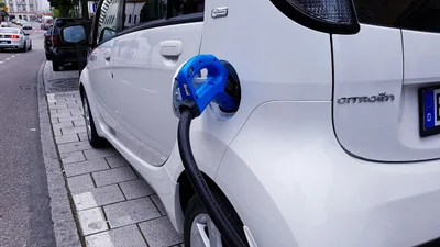 Voiture électrique : tout savoir sur l’autonomie, la recharge et les avantages en 2024
